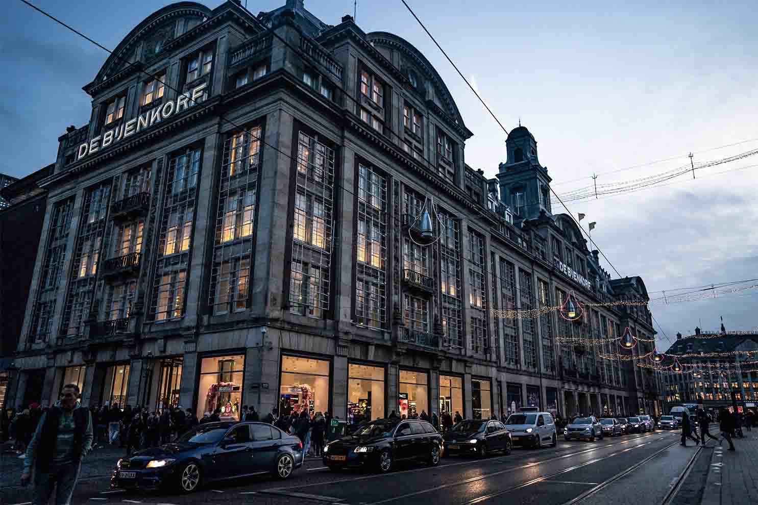 Drukke stadsverkeer in Amsterdam-West