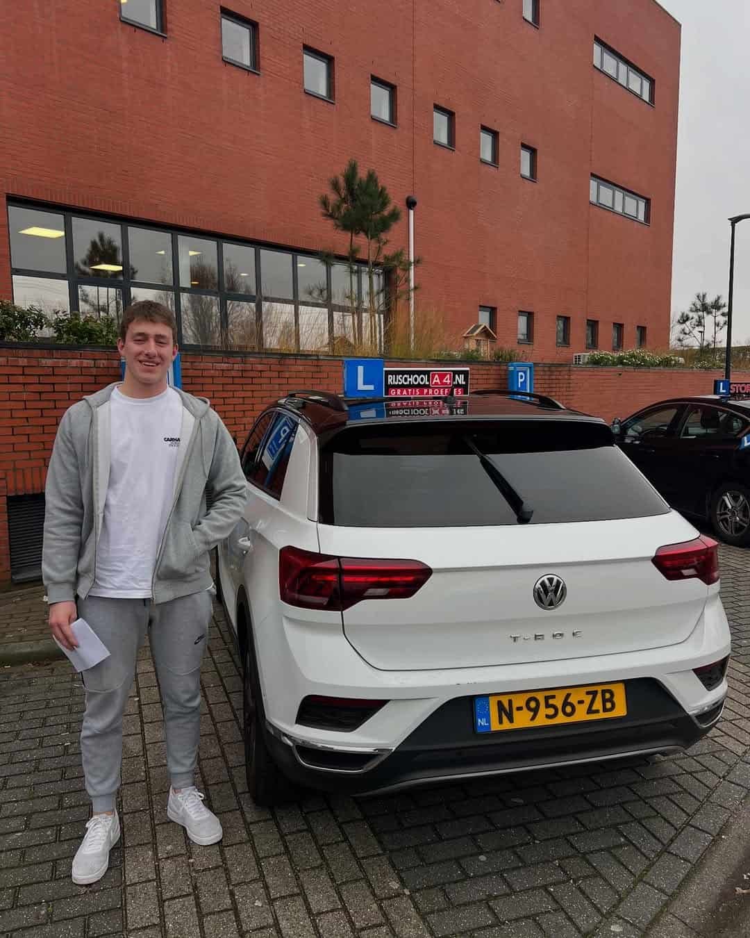 Rijschool Amsterdam-West leerling bij het CBR is voor zijn praktijkexamen auto geslaagd