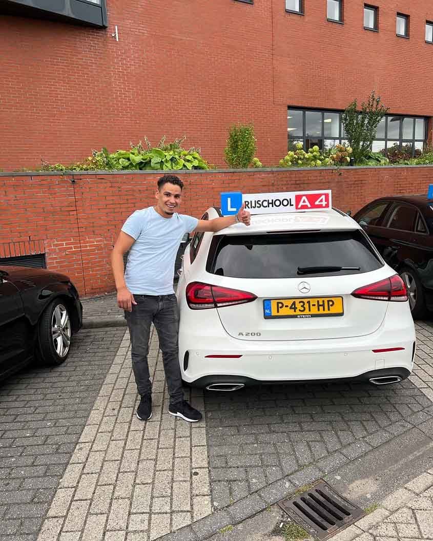Geslaagde leerling Faouzi bij Rijschool Amsterdam-West